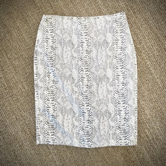 Ann Taylor NWT Grey/White Snake Print Pencil Skirt - Picture 4 of 13